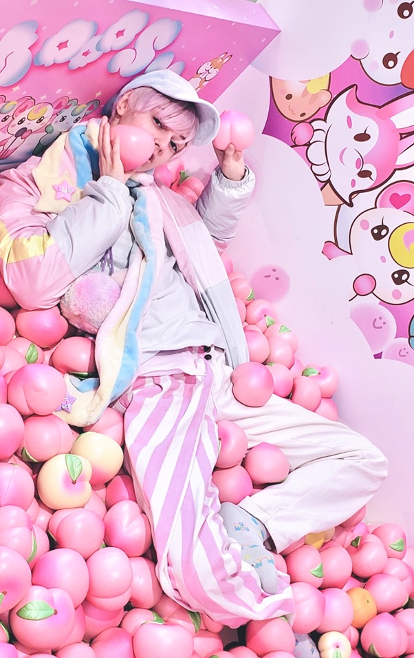 Nyun at photospot in Mooosh Harajuku - holding peaches!