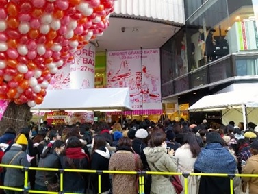 People lining up to enter Laforet on the first day of Grand Bazar, 15minutes before opening. (2015)