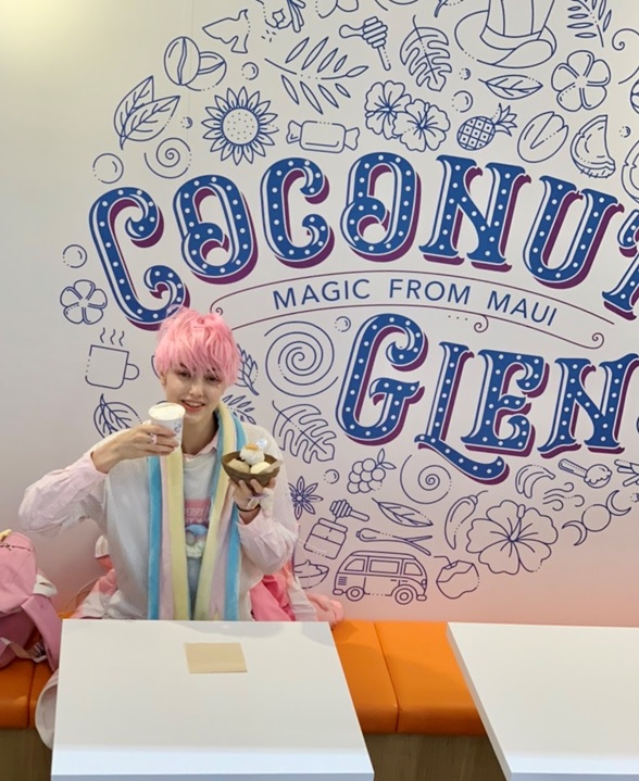 Nyun is happy with iCoconut Glen's Ice Cream in Harajuku.